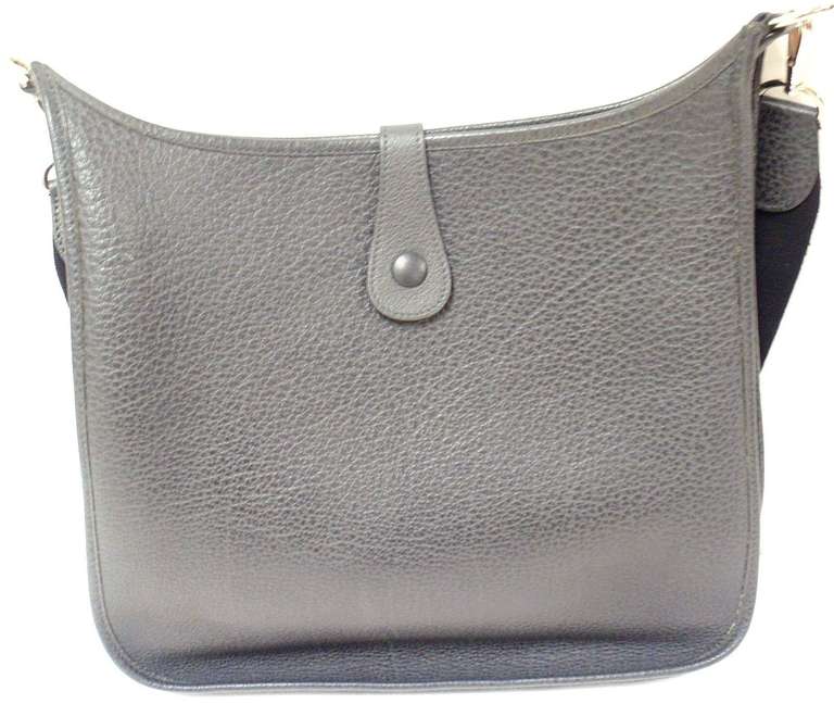 HERMES EVELYNE GM GRAY VACHE LIEGEE LEATHER SHW SHOULDER BAG, 1999

 This bag is in EXCELLENT, NEAR MINT condition. Features gorgeous multi-textured 