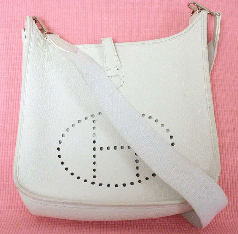 HERMES EVELYNE PM CREAM CLEMENCE LEATHER SHW SHOULDER BAG, 2005
This bag is in GREAT condition. Features thick , sturdy cream clemence leather 

Color will vary from monitor to monitor. This is a beautiful cream color.

Exterior: Great, with