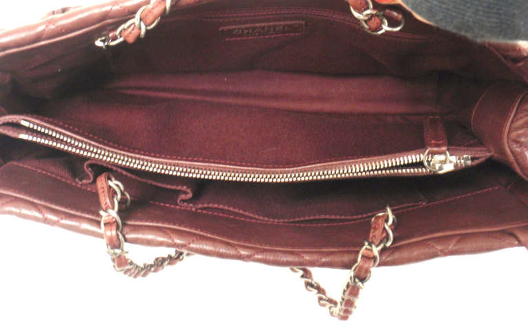 CHANEL Istambul Stich Logo Open Shoulder Tote Burgunderfarbene Lederhandtasche, 2012 im Angebot 1