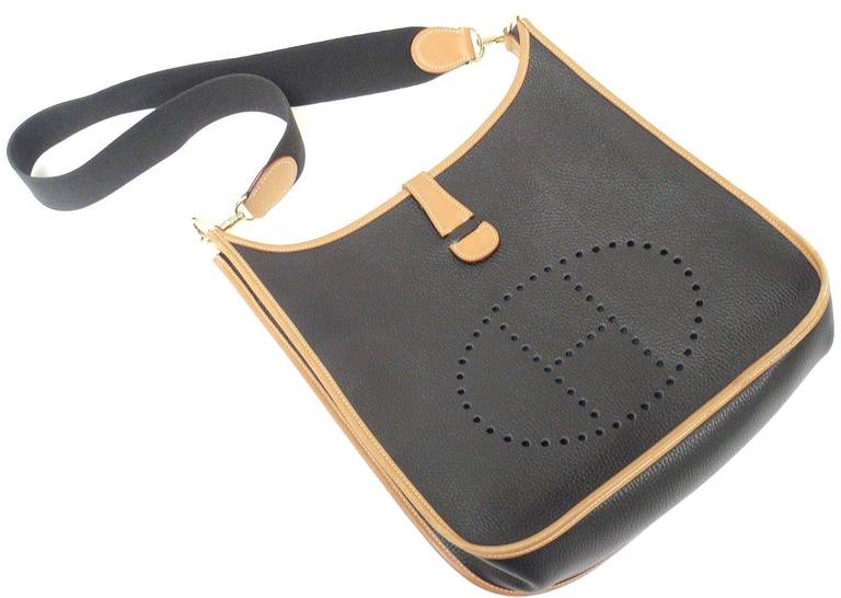 HERMES EVELYNE GM TWO TONE BLACK CLEMENCE BARENIA LEATHER GHW SHOULDER BAG, 1996

This bag is in GREAT condition. Features soft leather exterior with sueded leather interior. Black clemence leather accented with natural barenia, with matching