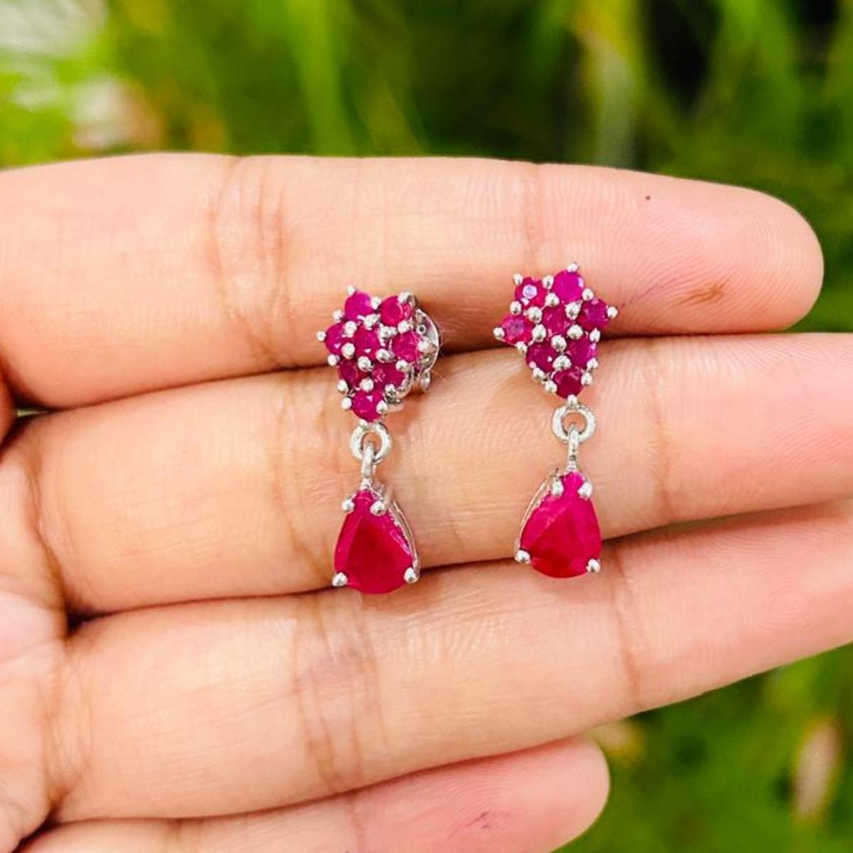 Boucles d'oreilles pendantes en argent sterling avec grappes de rubis véritables, pour une touche d'originalité dans votre look. Vous aurez besoin de boucles d'oreilles pour affirmer votre look. Ces boucles d'oreilles créent un look étincelant et
