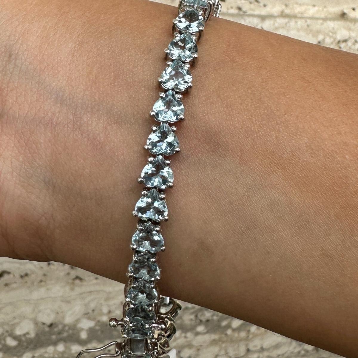 Il braccialetto 20 Carati con acquamarina taglio cuore in argento sterling mette in mostra un'acquamarina naturale infinitamente scintillante, del peso di 20 carati. Misura 7 pollici di lunghezza. 
L'acquamarina stimola la concentrazione e riduce lo