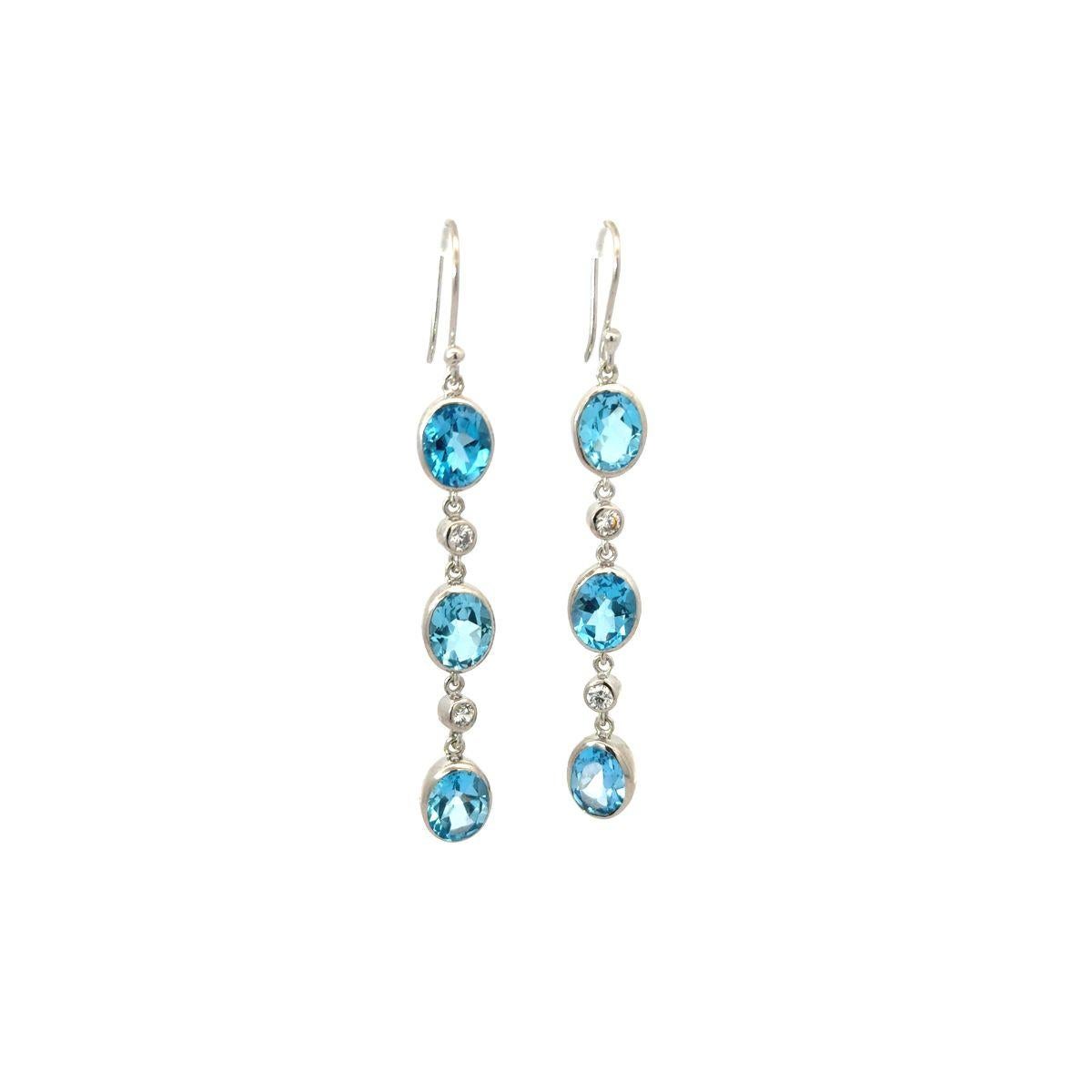 Taille ovale A Silver Linear Drop Ears with Blue Topaz & Zircons Cadeaux parfaits en vente