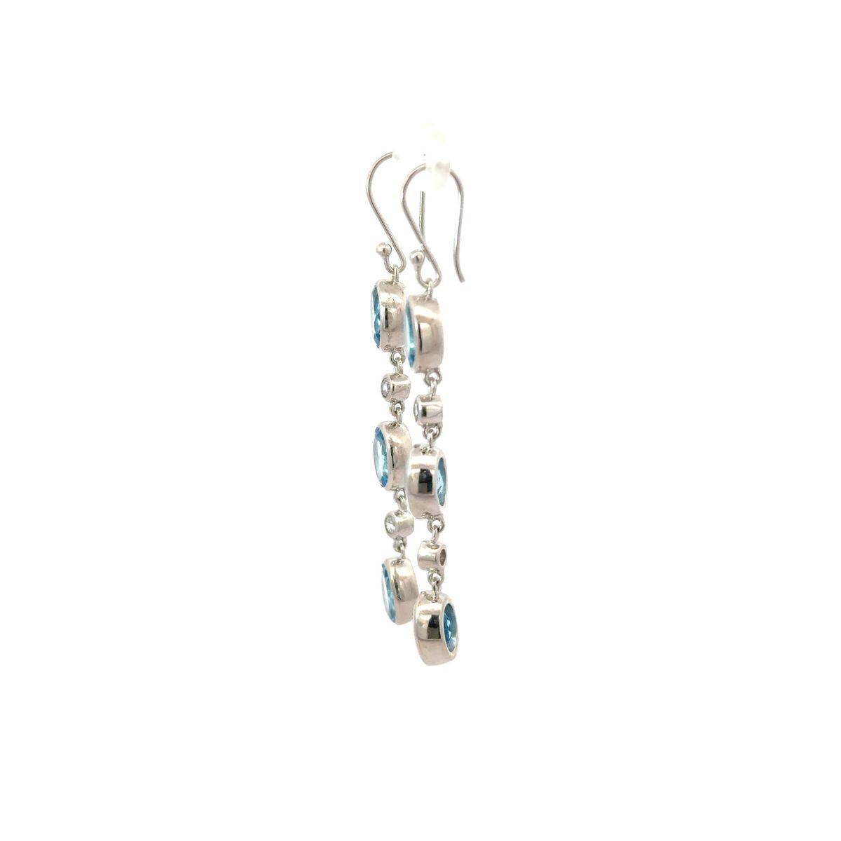 Moderniste A Silver Linear Drop Ears with Blue Topaz & Zircons Cadeaux parfaits en vente