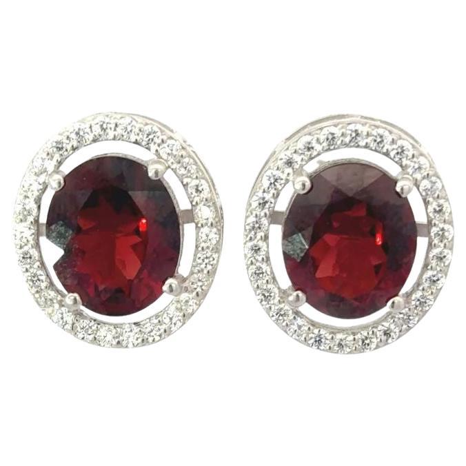 Squisiti orecchini ovali con granato rosso e zircone aureolato per lei in argento sterling in vendita