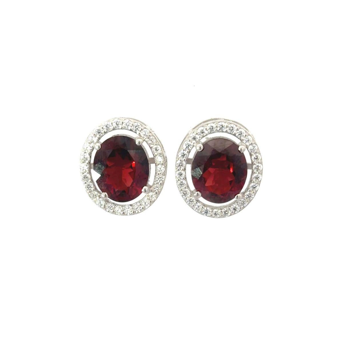 Taglio ovale Squisiti orecchini ovali con granato rosso e zircone aureolato per lei in argento sterling in vendita