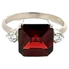 Moderner Granatring mit quadratischem Schliff und drei Steinen als Geschenk zum Valentinstag aus Sterling Silber