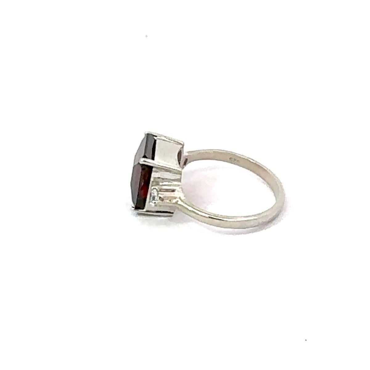 in vendita:  Anello moderno a tre pietre di granato con taglio quadrato per un regalo di San Valentino in argento sterling 4