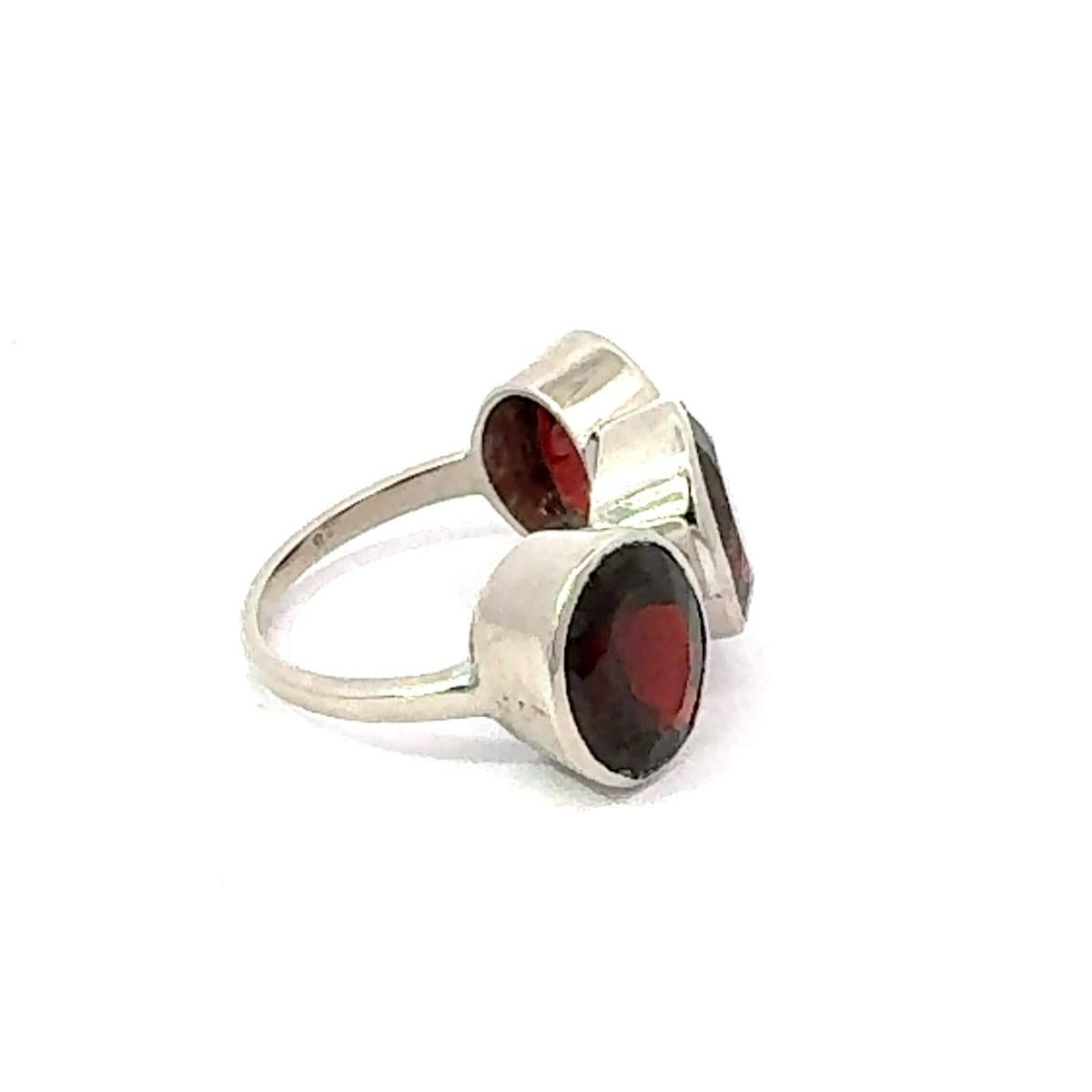 Im Angebot: Tiefroter Granat Dreifach Stein Lünette Set Unisex Cocktail 925 Silber Unisex Ring () 4