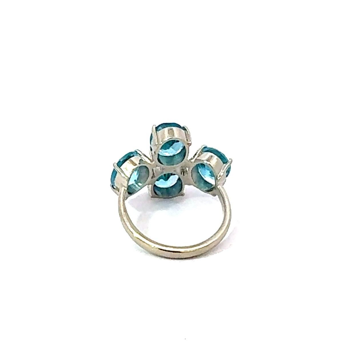 Im Angebot: Art Deco-inspirierter 925er Silber mit vier blauen Topas-Edelsteinen Cocktail-Ring für Geschenke () 4