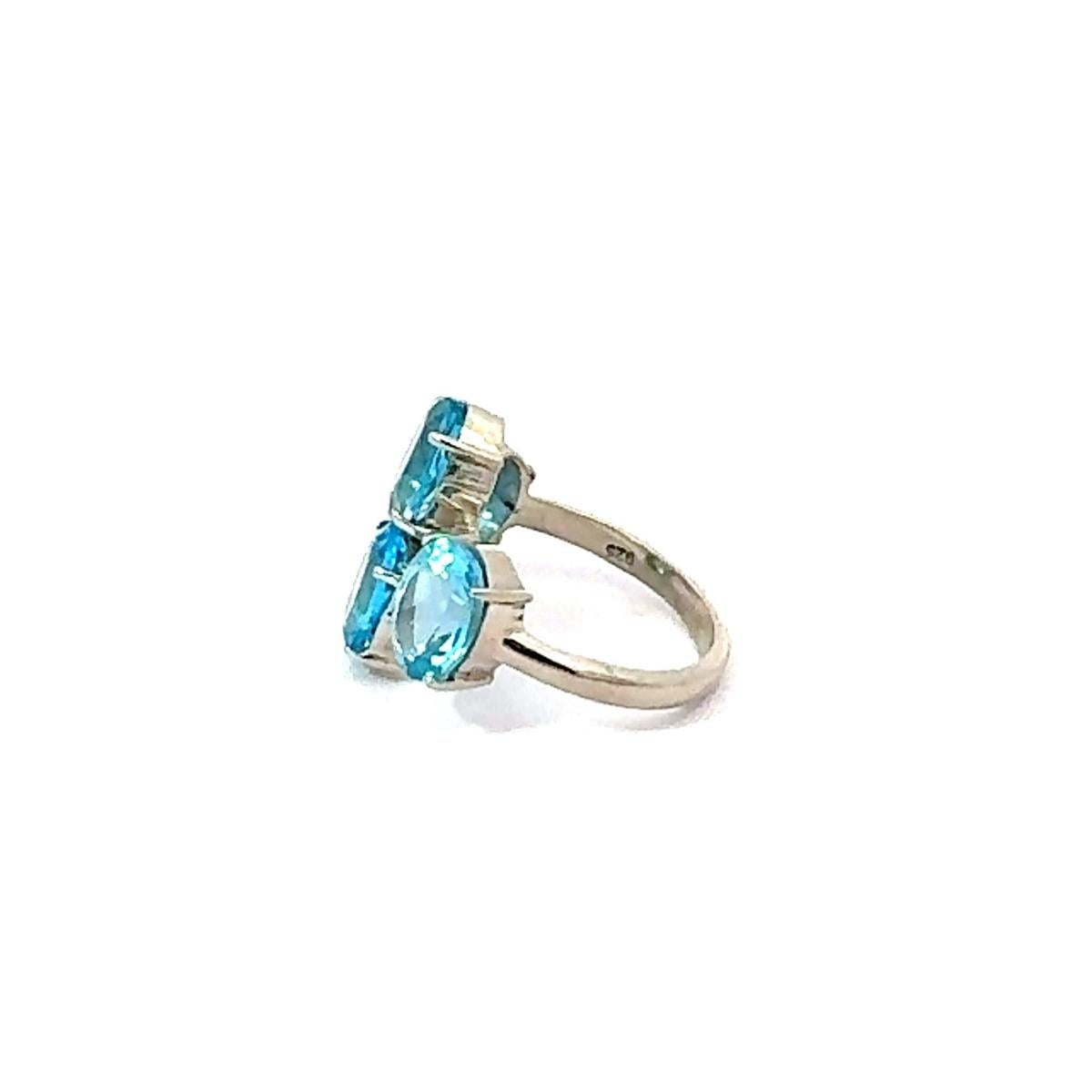 Im Angebot: Art Deco-inspirierter 925er Silber mit vier blauen Topas-Edelsteinen Cocktail-Ring für Geschenke () 3