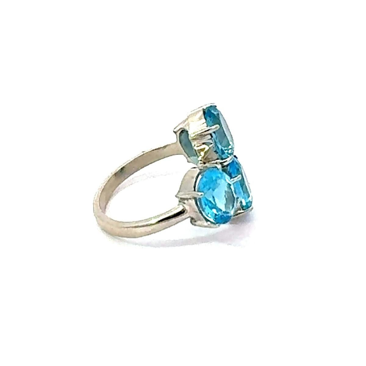 Im Angebot: Art Deco-inspirierter 925er Silber mit vier blauen Topas-Edelsteinen Cocktail-Ring für Geschenke () 2