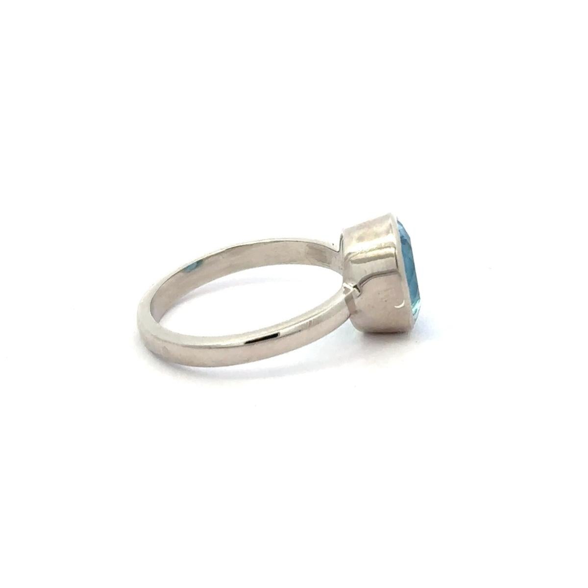 in vendita:  Anello a fascia solitario modernista con topazio blu cielo in argento 925 Regalo di gioielli unisex 3