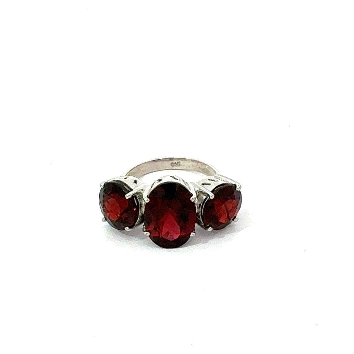 En vente :  Bague en argent 925 avec trois grenats naturels et pierres rouges pour elle 5