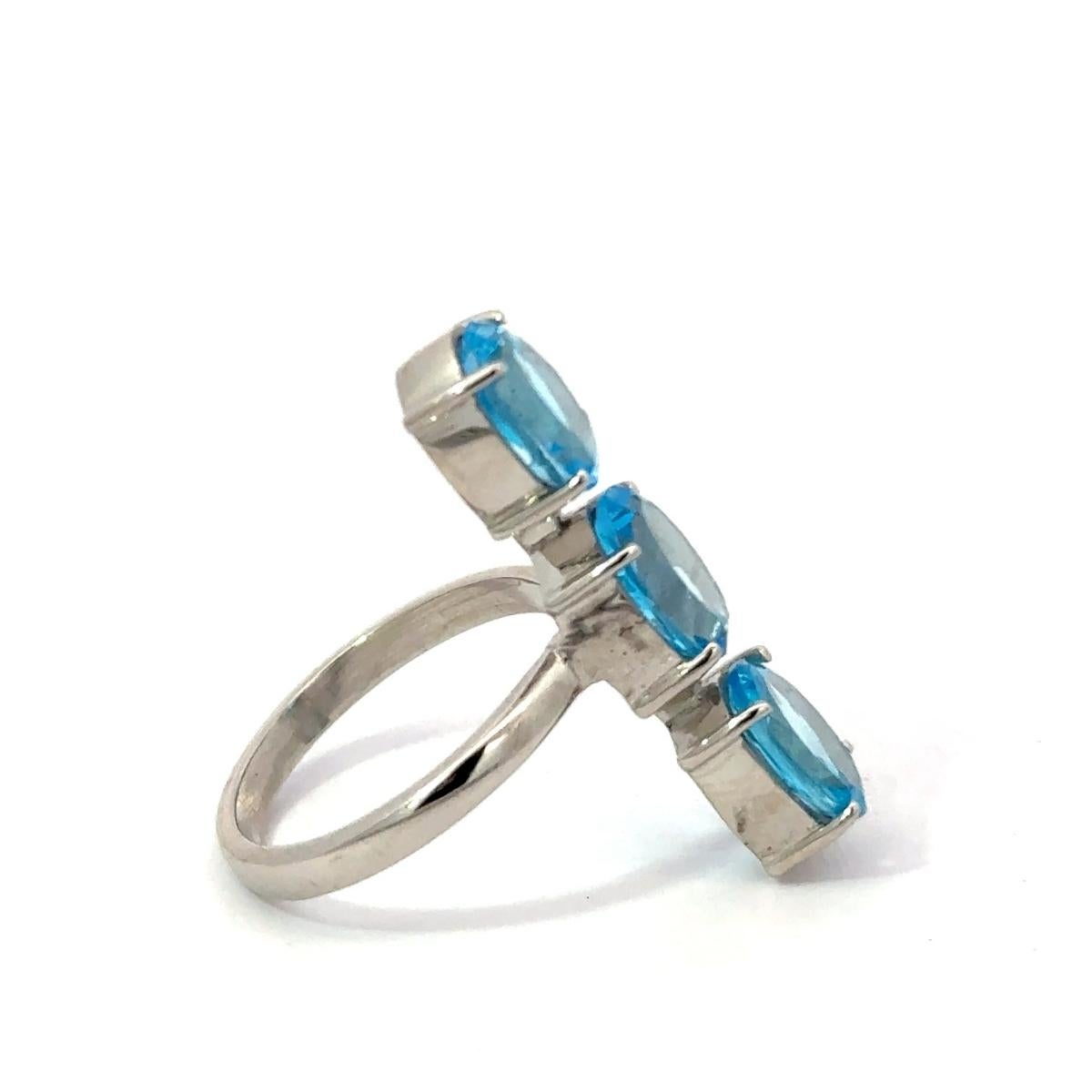 En vente :  Bague en argent 925 avec Trio de pierres précieuses ovales verticales Topaze bleue pour cadeaux 3