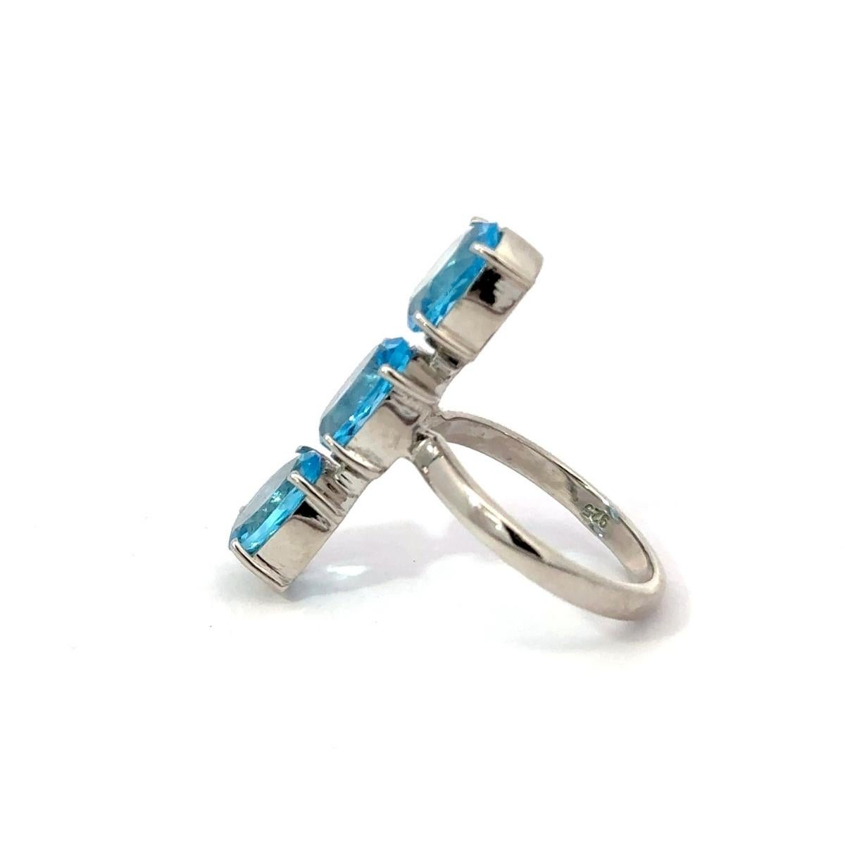 En vente :  Bague en argent 925 avec Trio de pierres précieuses ovales verticales Topaze bleue pour cadeaux 5