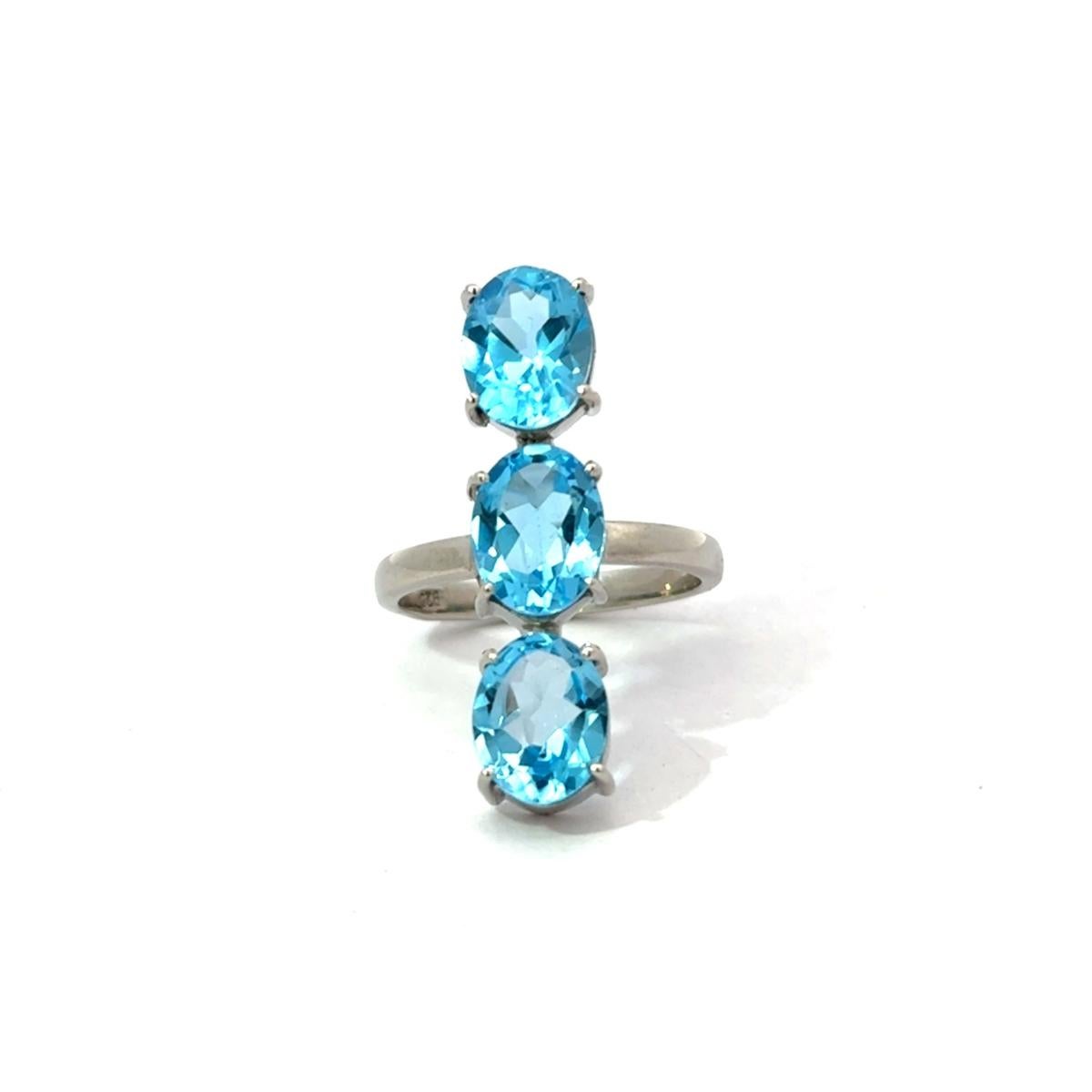 En vente :  Bague en argent 925 avec Trio de pierres précieuses ovales verticales Topaze bleue pour cadeaux 7