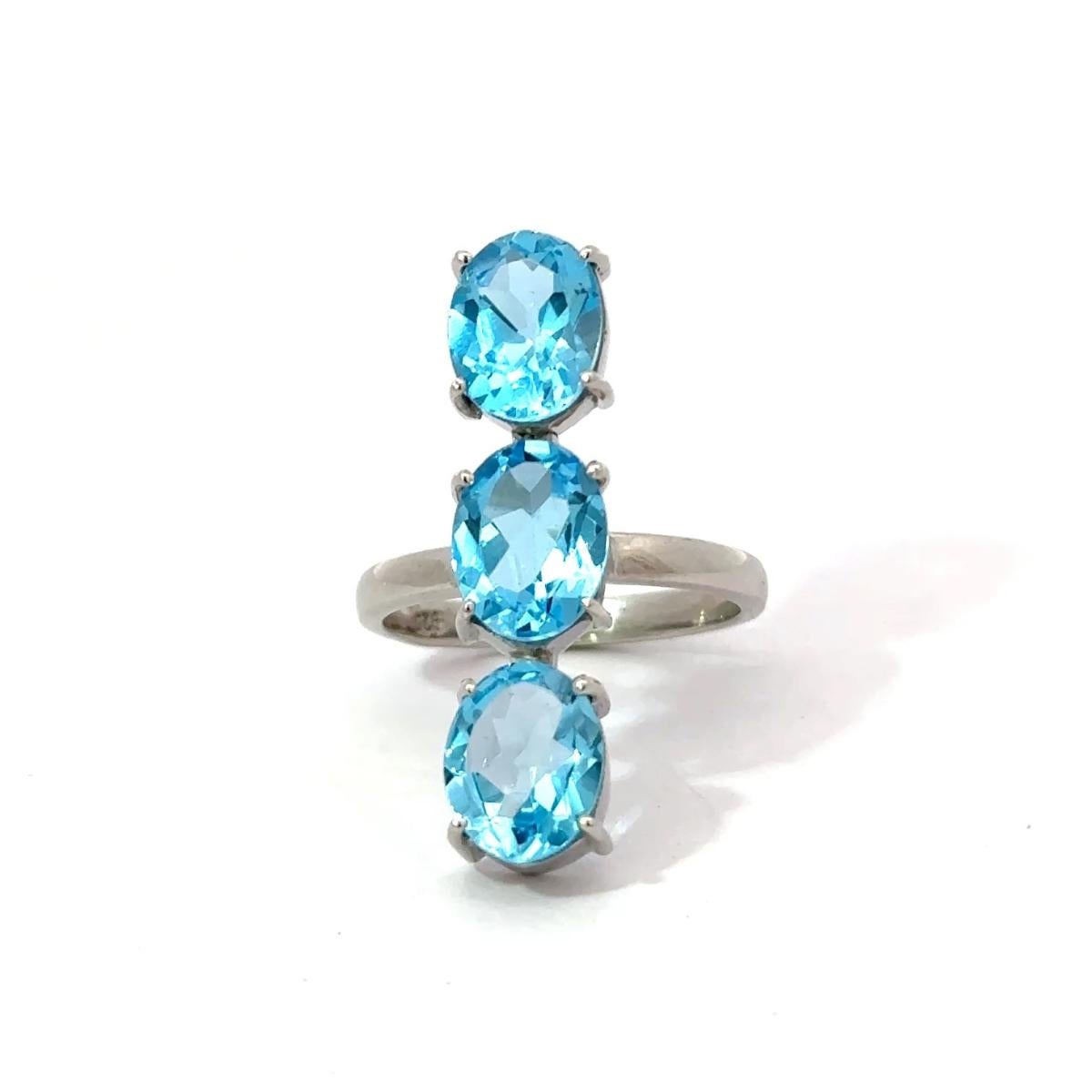 En vente :  Bague en argent 925 avec Trio de pierres précieuses ovales verticales Topaze bleue pour cadeaux 4