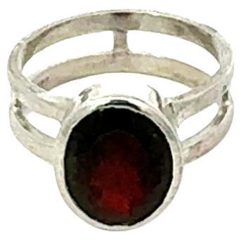 in vendita:  Anello moderno con solitario di granato in argento 925 e doppia fascia aperta
