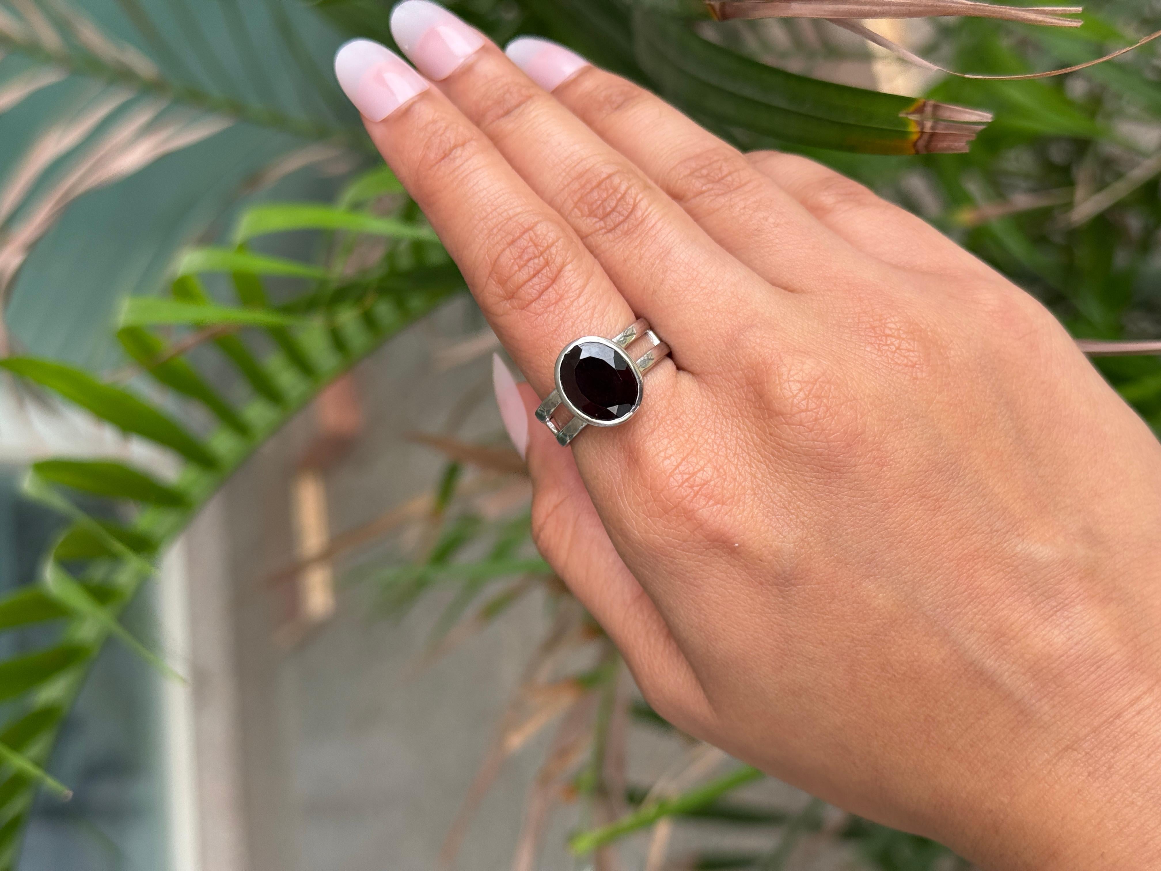 in vendita:  Anello moderno con solitario di granato in argento 925 e doppia fascia aperta 10