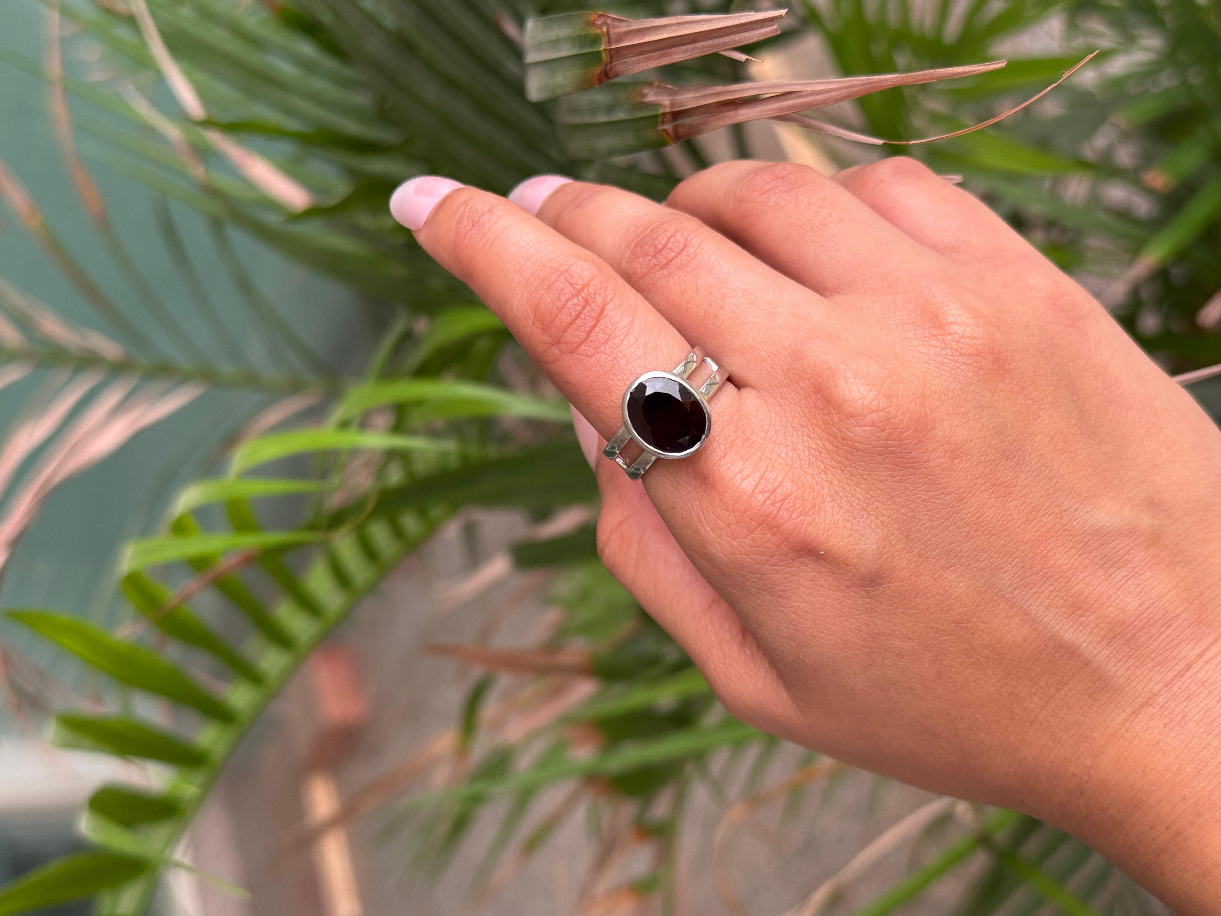 in vendita:  Anello moderno con solitario di granato in argento 925 e doppia fascia aperta 8