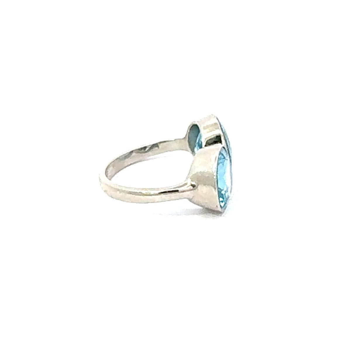 Im Angebot: Zeitgenössischer Toi et Moi Bypass Ring mit blauem Topas aus 925 Sterling Silber Schmuck () 3