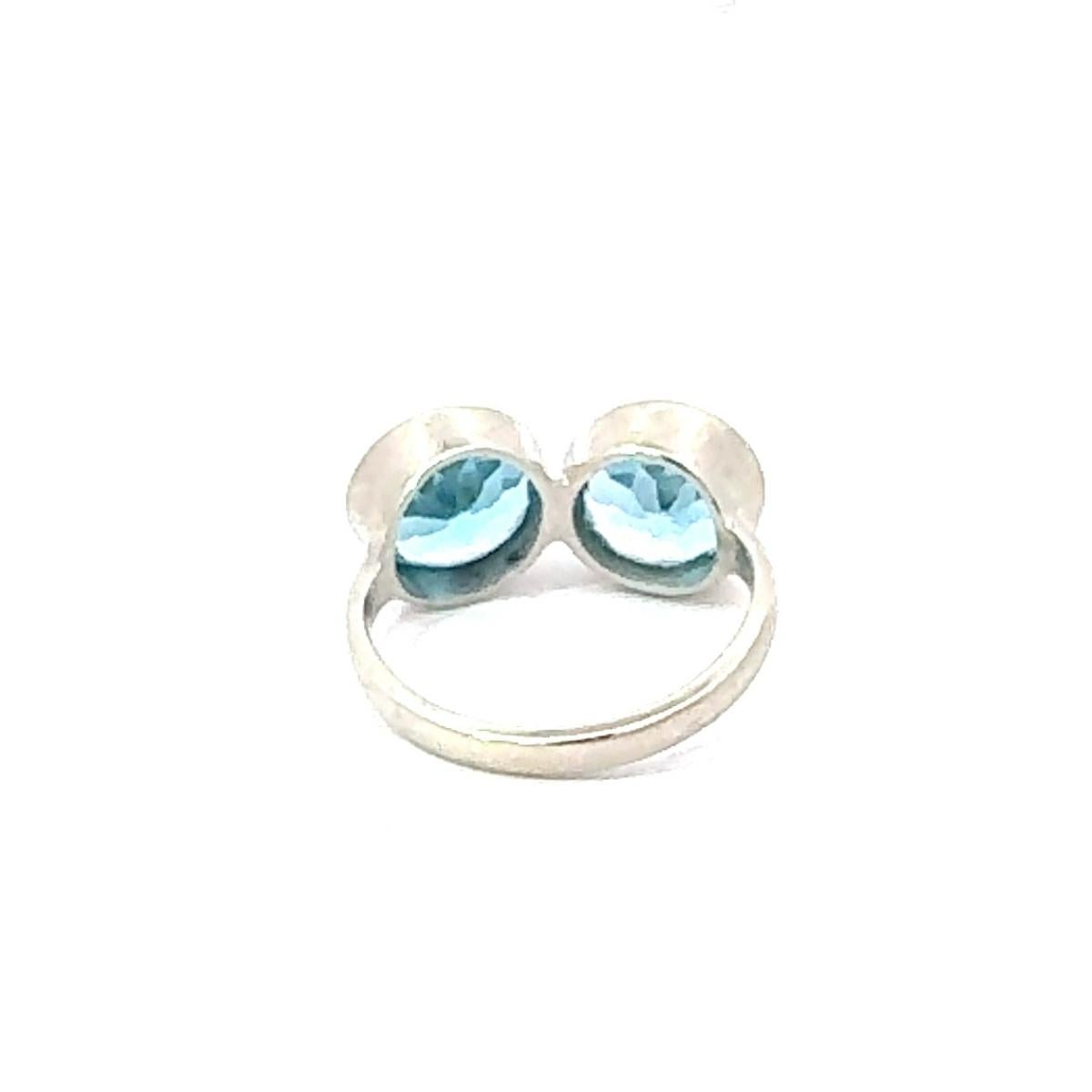 Im Angebot: Zeitgenössischer Toi et Moi Bypass Ring mit blauem Topas aus 925 Sterling Silber Schmuck () 5