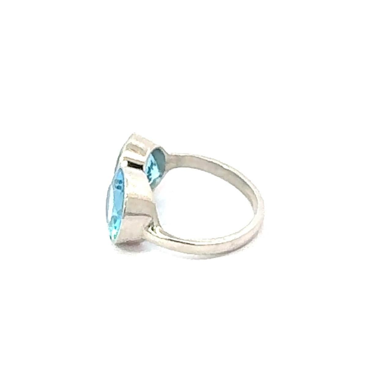 Im Angebot: Zeitgenössischer Toi et Moi Bypass Ring mit blauem Topas aus 925 Sterling Silber Schmuck () 2