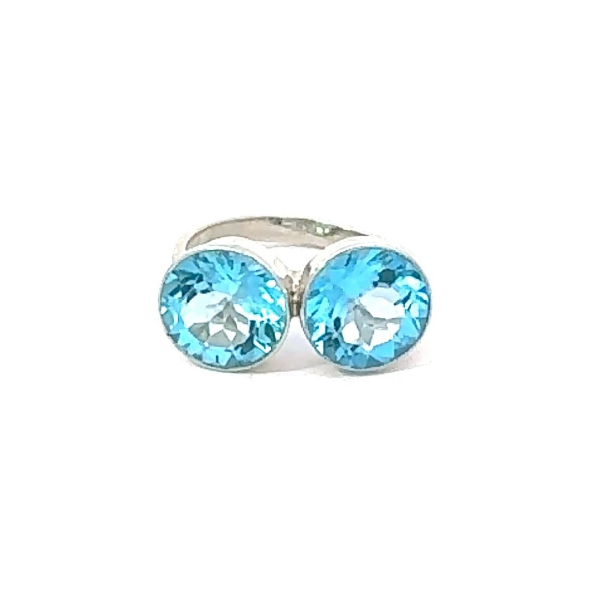 Im Angebot: Zeitgenössischer Toi et Moi Bypass Ring mit blauem Topas aus 925 Sterling Silber Schmuck () 4