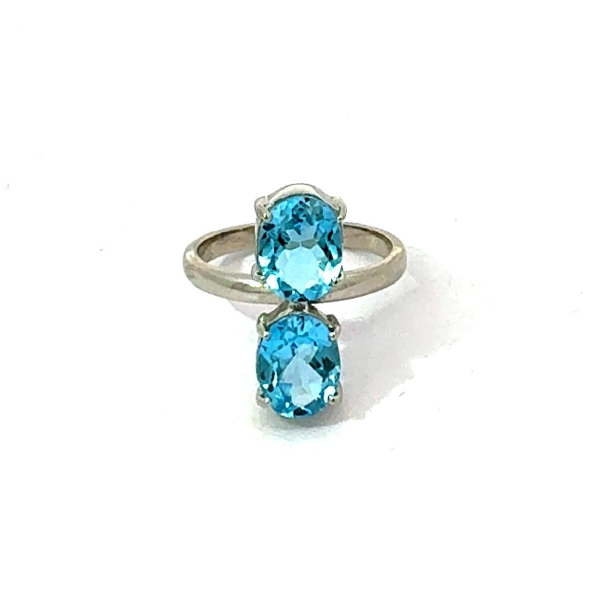 Im Angebot: 925 Sterling Silber Toi et Moi 5,49 Karat Blauer Topas Twin Oval Statement Ring () 6