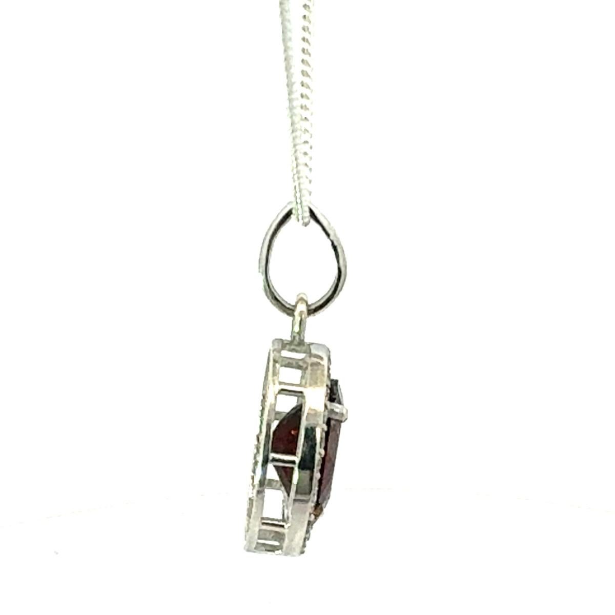 Art nouveau Pendentif grenat rouge foncé avec halo en CZ blanc en argent 925 en vente
