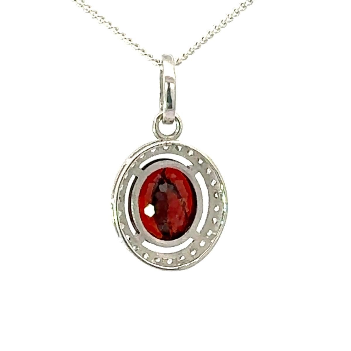Taille ovale Pendentif grenat rouge foncé avec halo en CZ blanc en argent 925 en vente