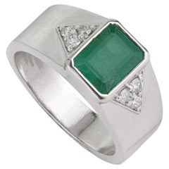 Bague large en argent massif d'inspiration rétro, sertie d'émeraudes et de diamants selon la technique de sertissage « gypsy »
