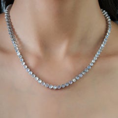 Collar tipo «tenis» de Silvorra con piedra lunar arcoíris de corte redondo natural, en plata maciza