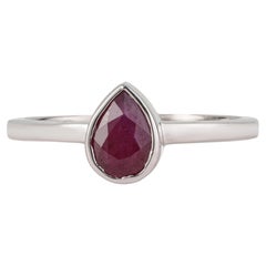 Anello solitario delicato Silvorra con rubino taglio a pera classico, in argento sterling