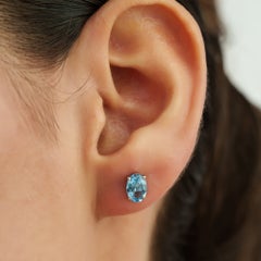 Silvorra Contemprory Ohrstecker mit blauem Topas im Ovalschliff (1,78 Karat) aus Sterlingsilber