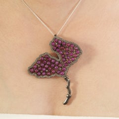 Colgante-broche de Silvorra con forma de hoja calada, con pavé de rubíes de 6 quilates y diamantes, en plata 925