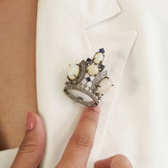 Broche Silvorra de style victorien en argent massif, ornée de kynite bleu opale et de diamants, en forme de couronne