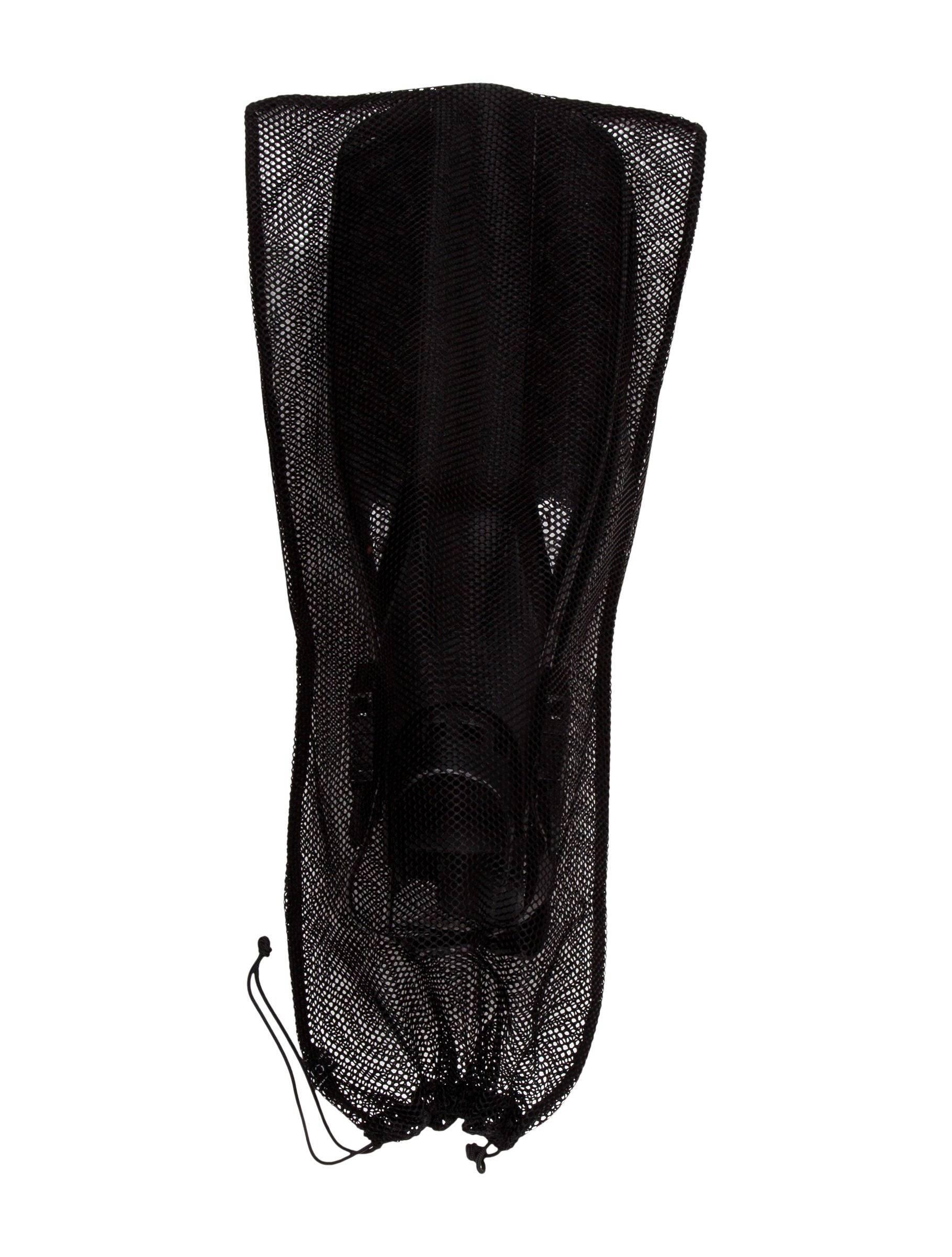Tom Ford for Gucci Spring/Summer 1999
Limited edition. 

Black Guccissima rubber Gucci snorkelling fins with buckle closures at sides. Includes mesh dust bag.