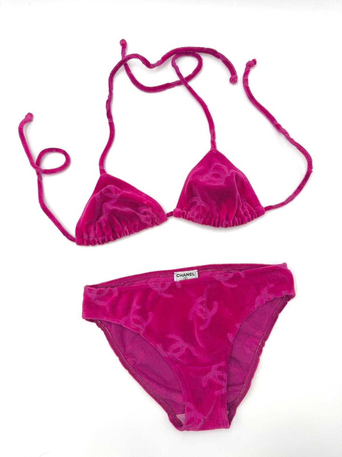 Dieser authentische Chanel-Bikini aus dem Jahr 1996 ist aus plüschigem fuchsiafarbenem Velours gefertigt und mit dezenten CC-Logoprägungen versehen. Dieser Klassiker aus der kühnen 90er-Jahre-Ära von Chanel vereint Luxus und Nostalgie in einer der