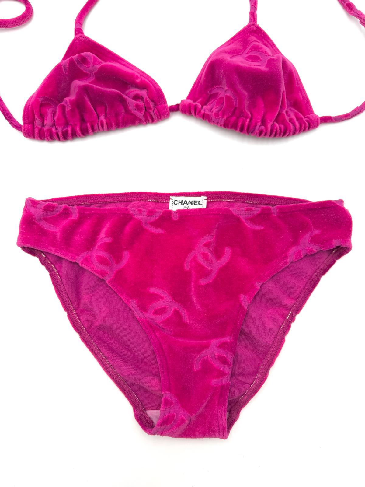 1996 Chanel Fuchsia Velour Bikini - Seltene Vintage Chanel Bademode - Größe Small (Rot) im Angebot