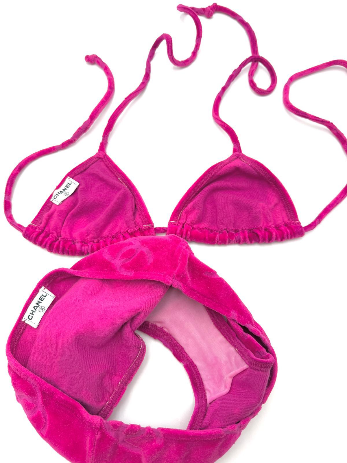 1996 Chanel Fuchsia Velour Bikini - Seltene Vintage Chanel Bademode - Größe Small Damen im Angebot