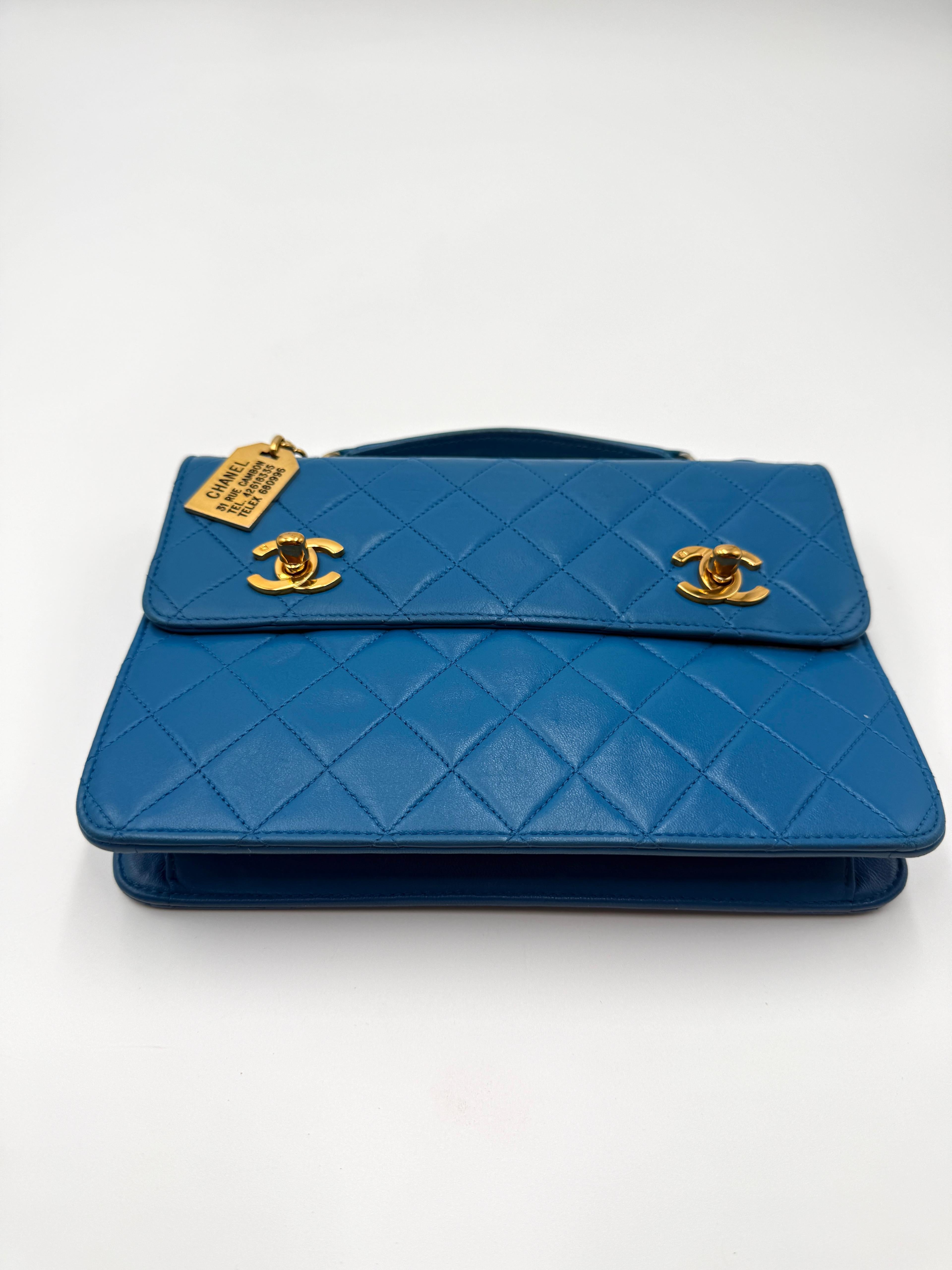 Ce rare sac porte-documents Chanel en cuir d'agneau Double CC Turn Lock Cambon Charm est une pièce de collection iconique datant de 1989-1991. Confectionné en cuir d'agneau bleu souple avec le matelassage diamant signature, il est doté d'une double