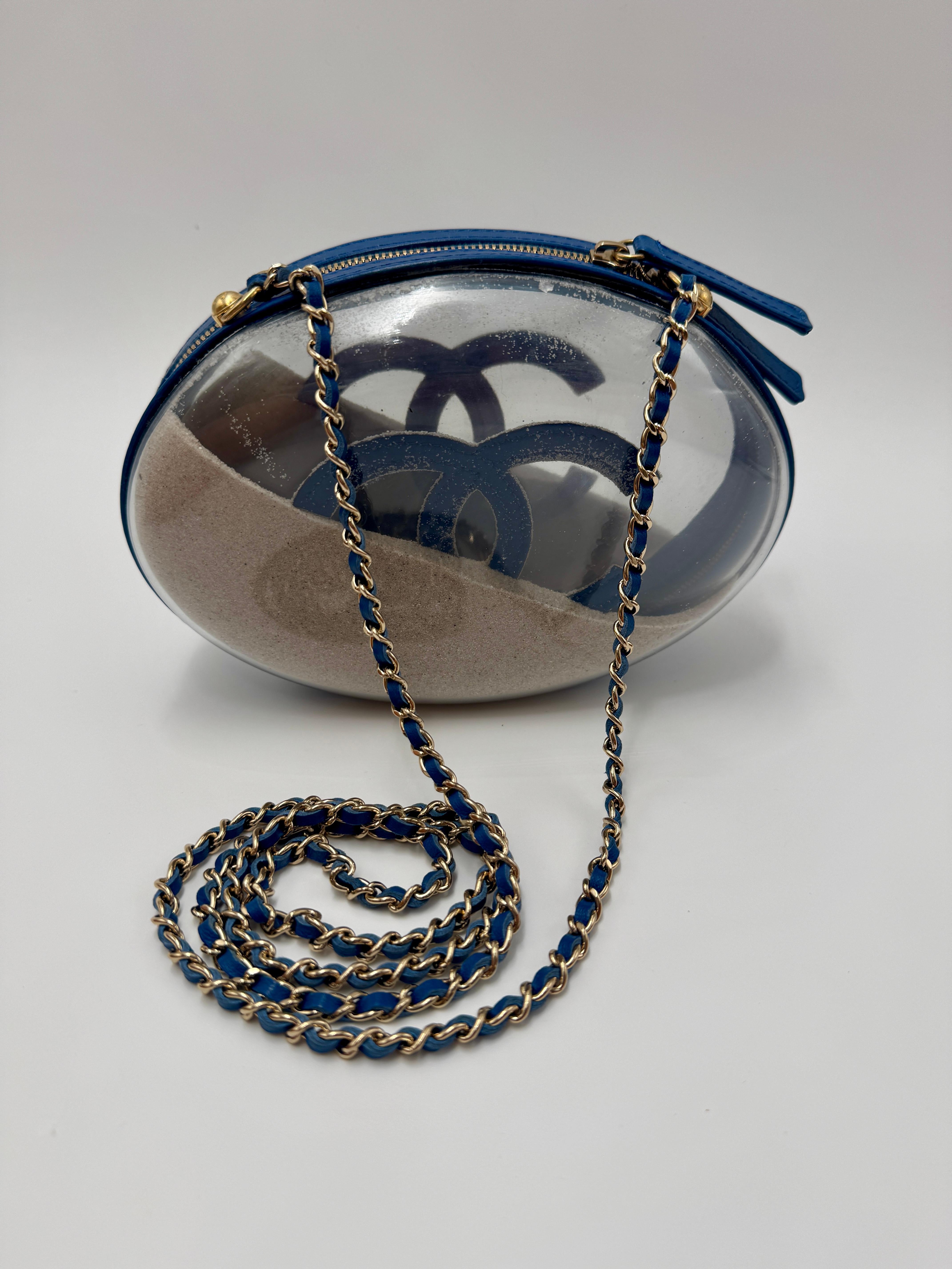 Cet exceptionnel et ultra rare sac Chanel en PVC Sand Dome Bag proviendrait de la collection 2019 et a probablement été produit en quantités extrêmement limitées - potentiellement une pièce unique mise à la disposition de clients