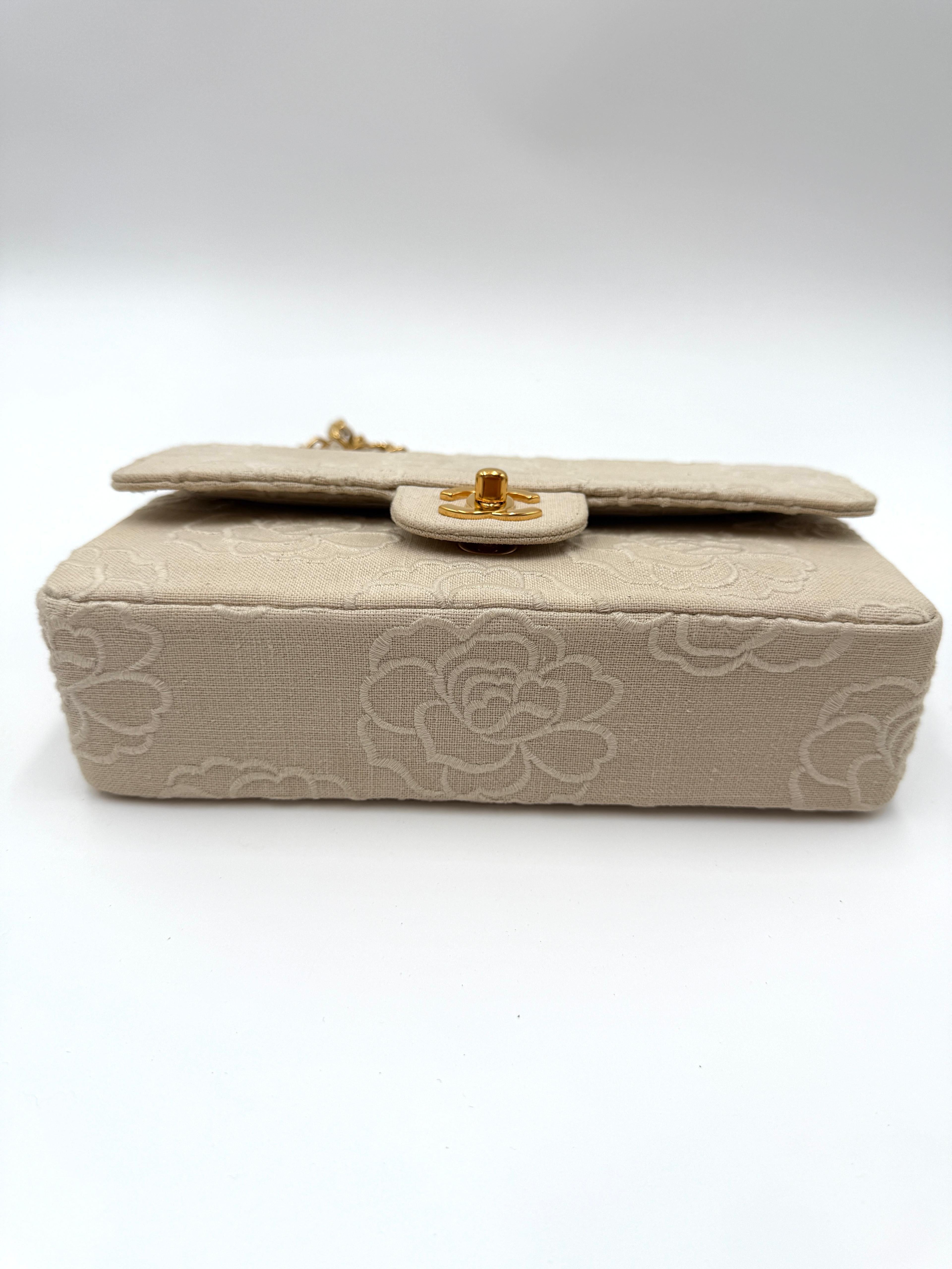 Chanel - Petit sac à rabat brodé Camellia en vente 1