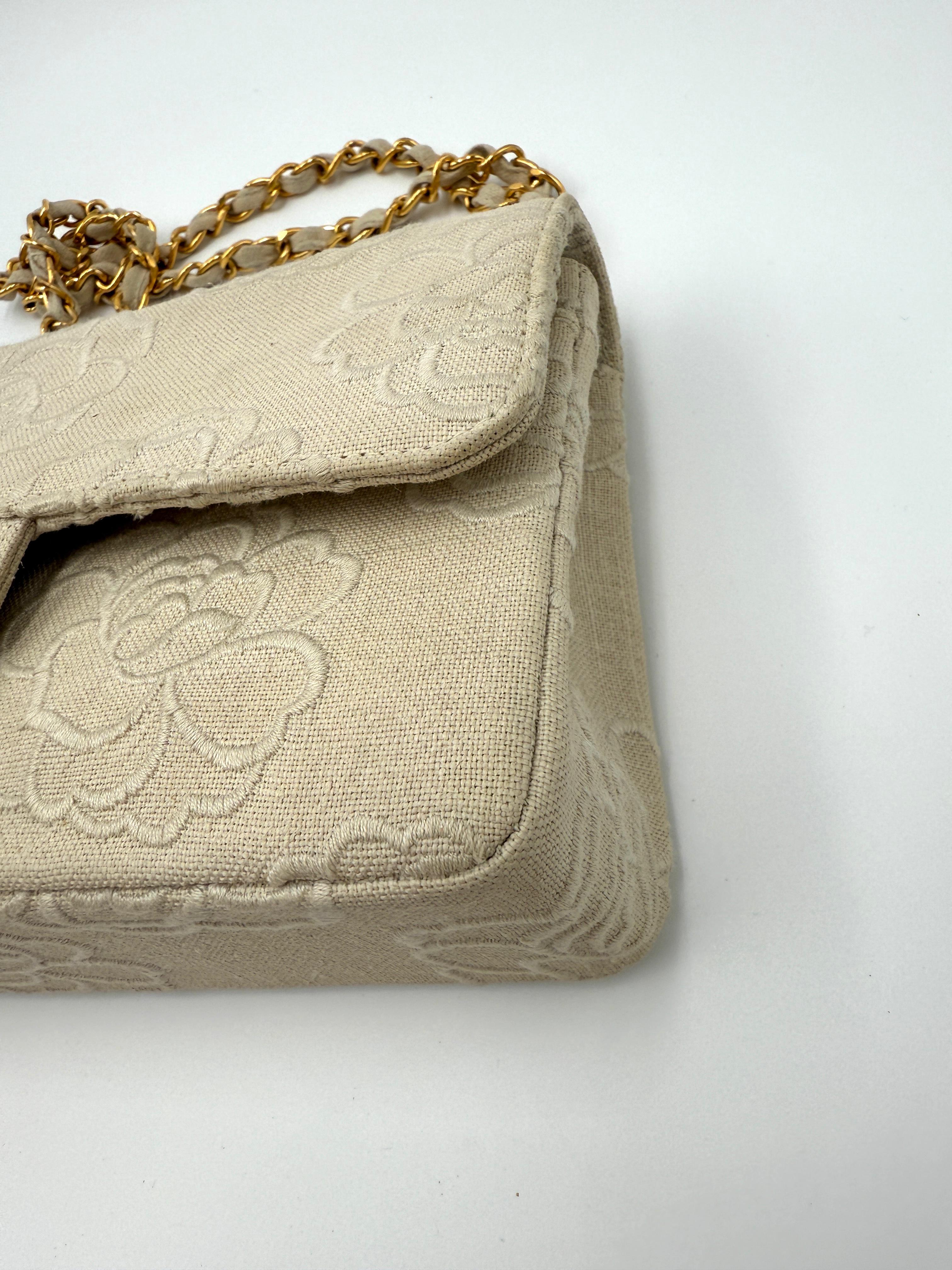 Chanel - Petit sac à rabat brodé Camellia en vente 2
