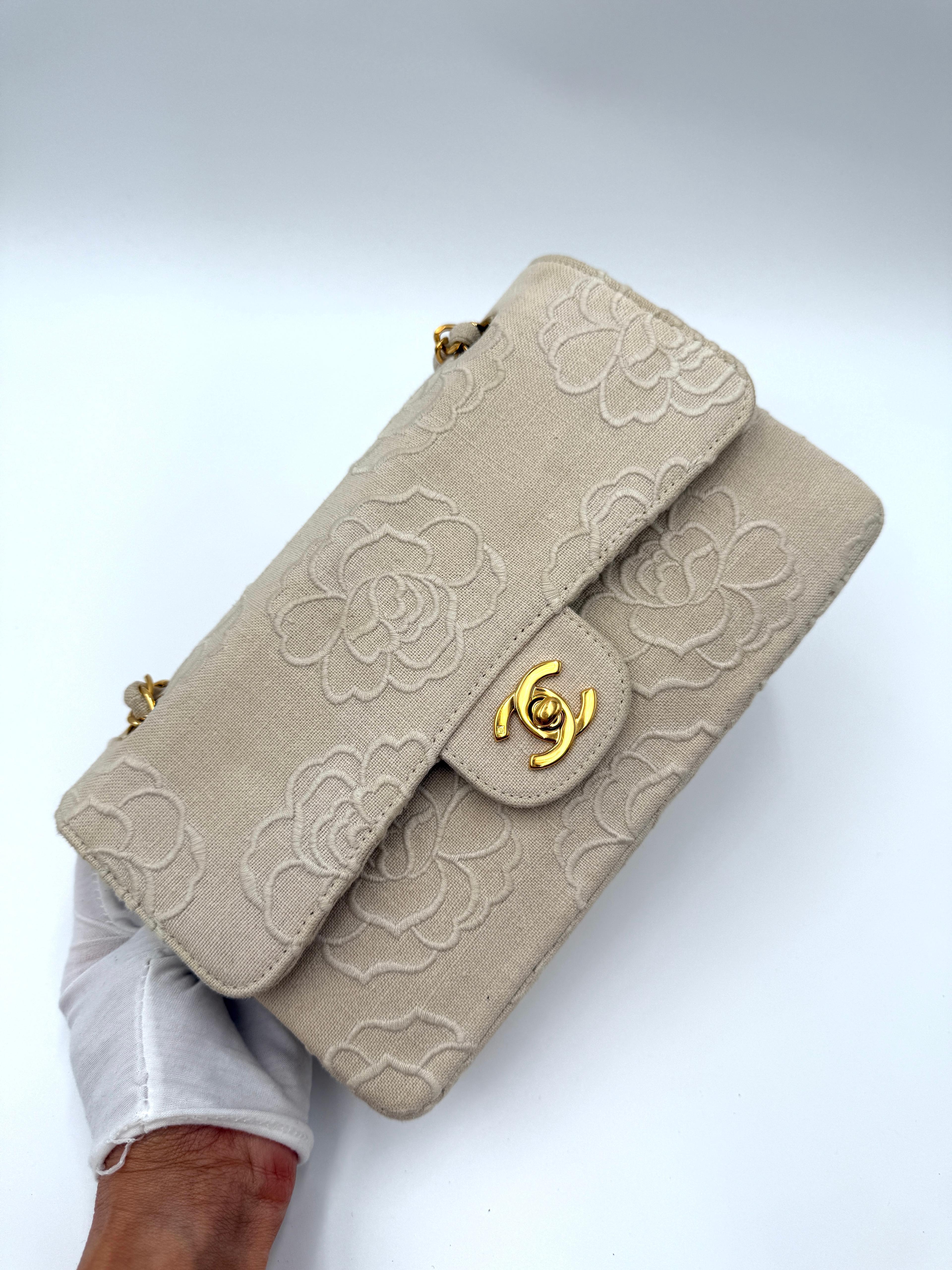 Chanel - Petit sac à rabat brodé Camellia Pour femmes en vente