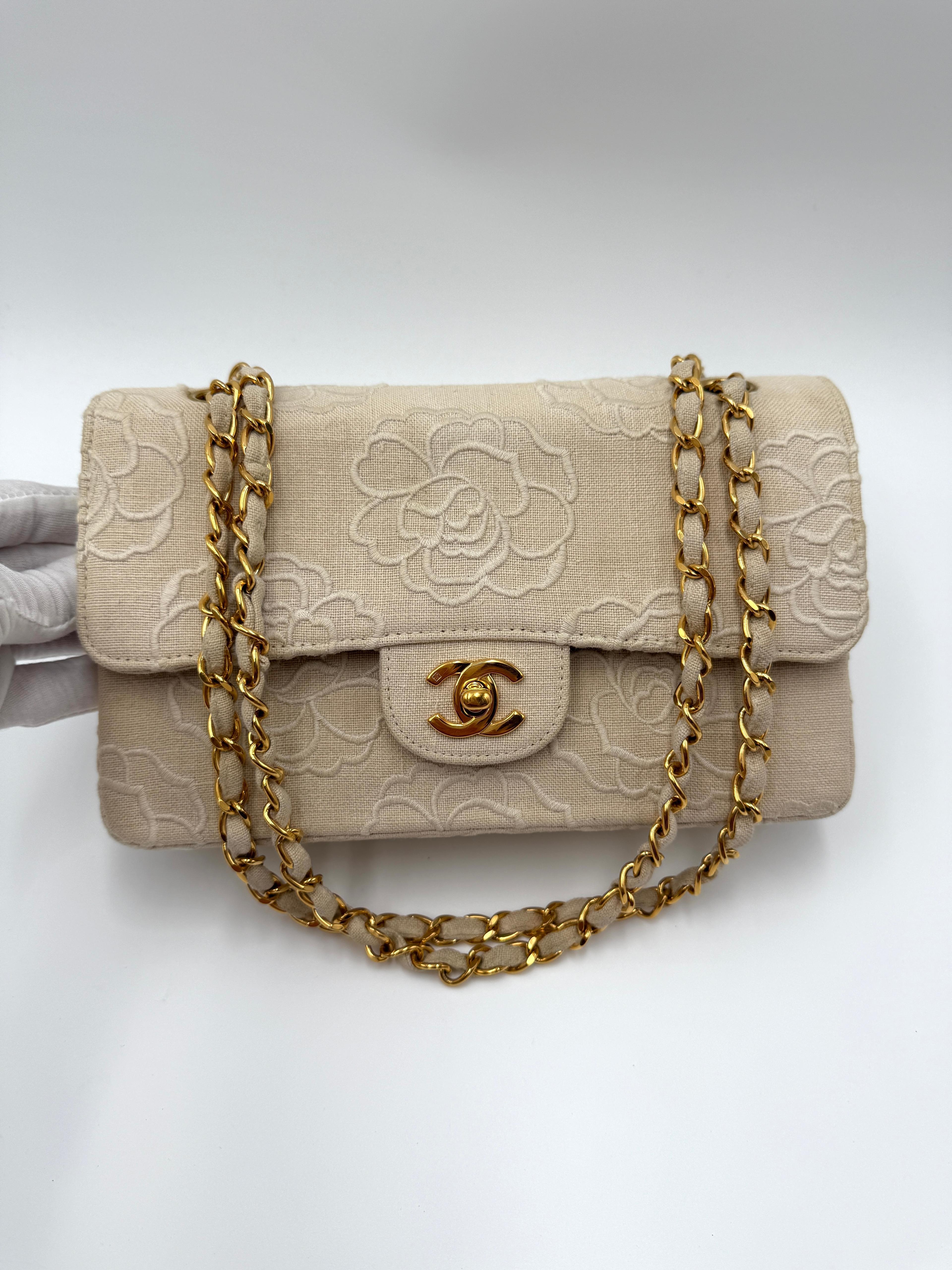 Beige Chanel - Petit sac à rabat brodé Camellia en vente
