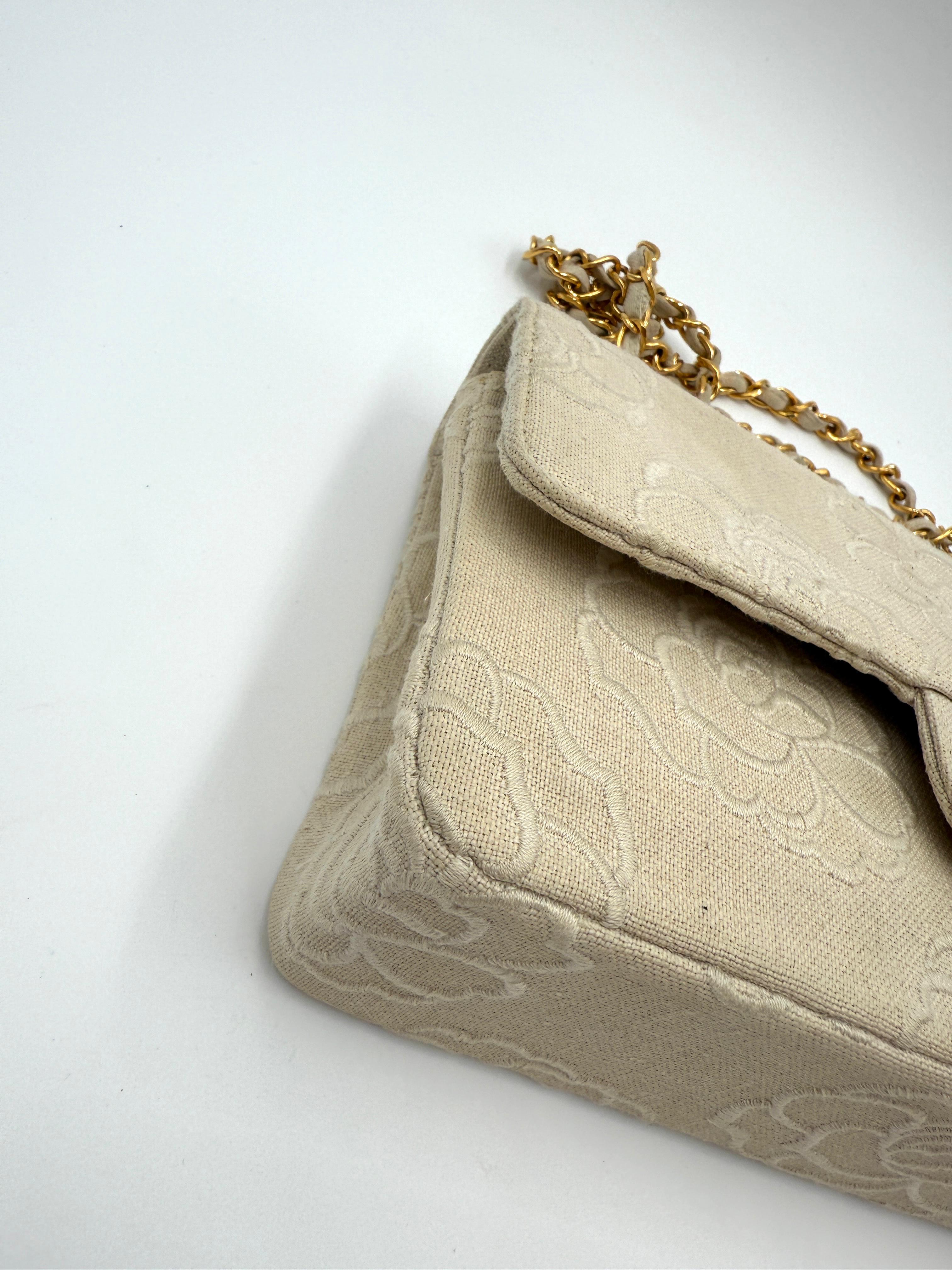 Chanel - Petit sac à rabat brodé Camellia en vente 3