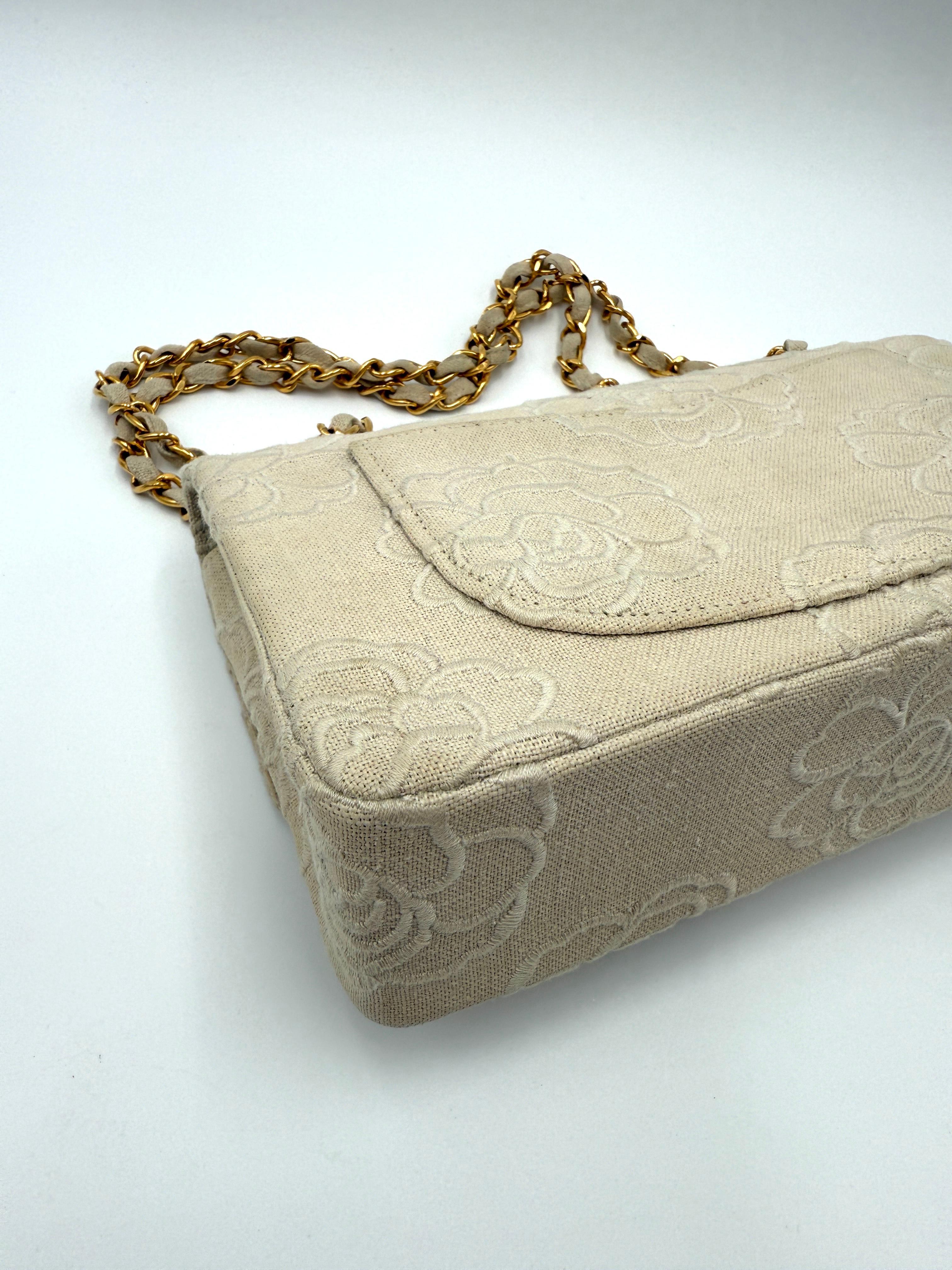 Chanel - Petit sac à rabat brodé Camellia en vente 5